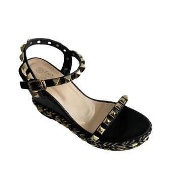 Ženske cipele na танкетке sa zlatnim zakovice, platforme, sandale-gladijatori na visokim petama od 12 cm, ljetna ženske cipele, crne ženske sandale