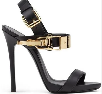 Ženske sandale od prave kože na tankim visokim potpeticama crne i zlatne boje, s jedne пуговицей, ljetni crne sandale sa metalnim ukras